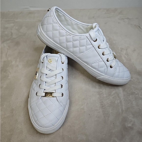 Guess White Sneakers Sleek Minimalist Design Comfy Classy SZ6.5 EUC walking shoe - Picture 1 of 13